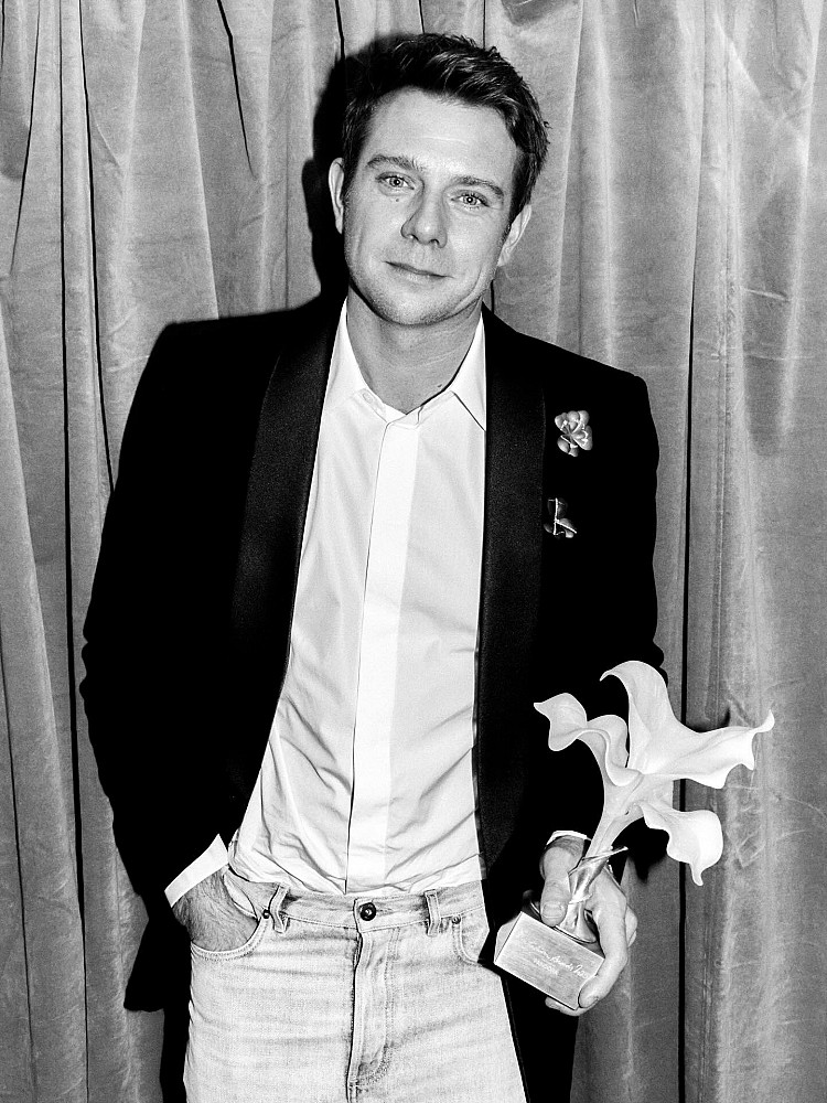 2025英國時尚大獎出爐！本屆最大的贏家無疑是 Dior，品牌創意總監Jonathan Anderson再度以壓倒性聲勢奪下 年度設計師獎，達成史無前例的 三連霸。先前分別以JW Anderson與Loewe奪獎，今年則以Dior女裝與男裝領導者身分寫下新里程碑。Jonathan在台上坦言這是一個「瘋狂的一年」，同時“向上管理”感謝Dior執行長Delphine Arnault始終相信他。