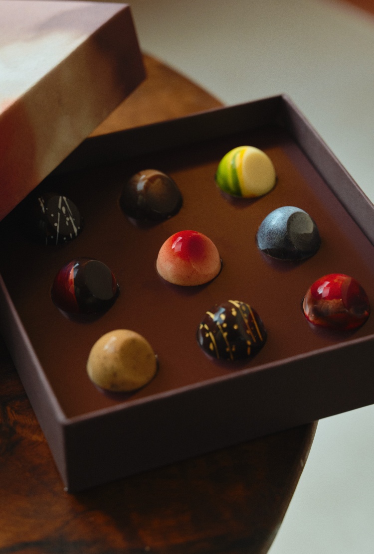 一樓規劃為外帶與禮盒區，並結合BOVEN雜誌圖書館的巧克力主題選書策展；二樓則為內用空間，營造安靜的氛圍，讓巧克力在餘裕之中能被細細品味。