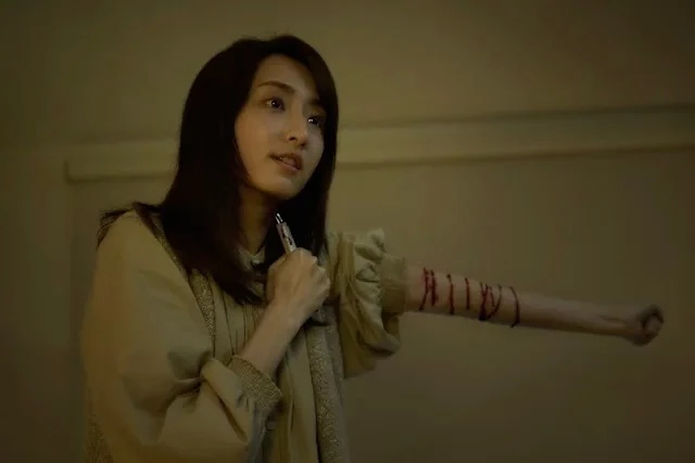 這次柯佳嬿在《如果我不曾見過太陽》中飾演「夏天晴」,成文故事後半段揭開多年悲劇的重要人物,角色同時牽動不同姓名、記憶與身分的謎團。比起過去個性鮮明的角色,她這次更著重於壓抑、隱藏與內在傷痕,讓觀眾在細微表情中感受角色的矛盾,柯佳嬿再度證明自己處理複雜人物的能力,也將挑戰個人第三座金鐘視后寶座。