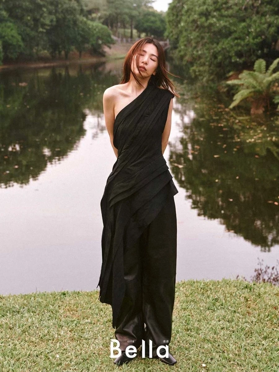 田馥甄（Hebe）於 2001 年以女子天團 S.H.E 成員身分正式出道，並在 2010 年以本名展開個人音樂事業，推出首張專輯《To Hebe》。單飛後，她以獨特的嗓音與音樂風格奠定華語樂壇地位，代表作〈小幸運〉更成為首支在 YouTube 突破一億點閱的台灣歌曲之一。2021 年，她憑專輯《無人知曉》奪下第 32 屆金曲獎 最佳華語女歌手，一步步從女子天團成員成功走出極具辨識度的個人音樂之路。