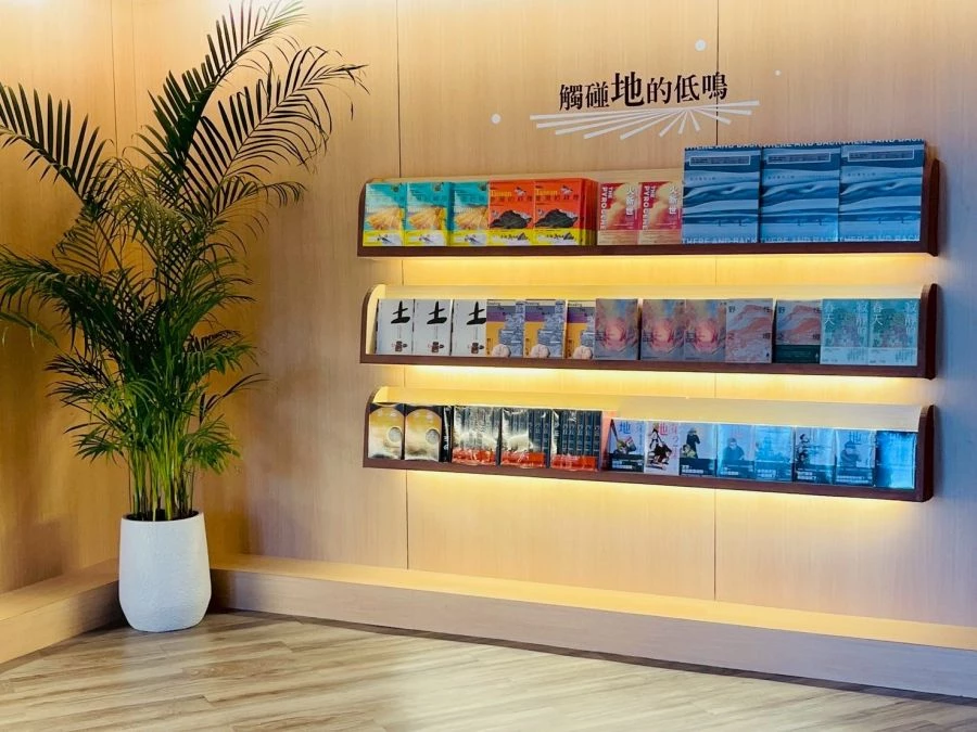 誠品恆春限定店的空間延續屏東恆春古鎮的歷史語彙,磚紅色城牆設計同步展現在書店內部,為讀者打造可與古蹟相望、同時享受書香與歷史交融的沉浸式閱讀體驗。值得一提的是,即日起至 2026 年 1 月 18 日,誠品會員當日消費滿額,將可獲得限量紀念品,或許能成為你再次造訪恆春的原因之一。