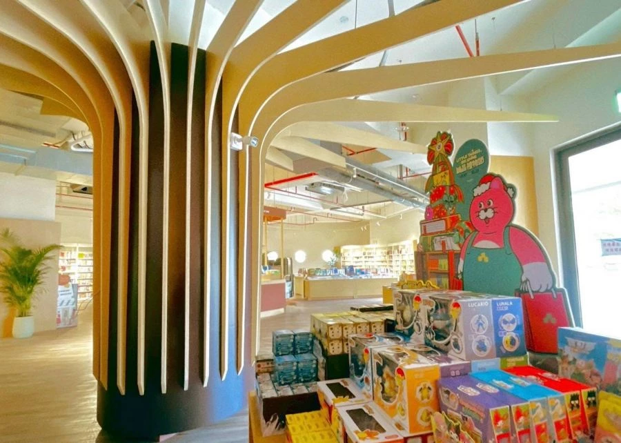 誠品恆春限定店的空間延續屏東恆春古鎮的歷史語彙,磚紅色城牆設計同步展現在書店內部,為讀者打造可與古蹟相望、同時享受書香與歷史交融的沉浸式閱讀體驗。值得一提的是,即日起至 2026 年 1 月 18 日,誠品會員當日消費滿額,將可獲得限量紀念品,或許能成為你再次造訪恆春的原因之一。