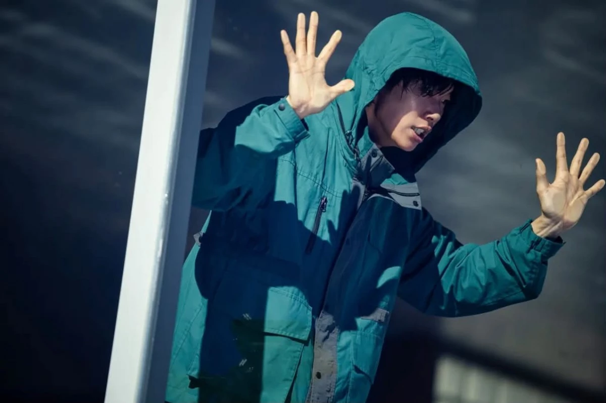 《鼠惑》故事靈感來自韓國「老鼠吃下人的指甲後，會變成人並取代原主人」的民間傳說，真正好看的地方，不只是有人冒充你這個獵奇設定，而是把這個事件拍得非常貼近現代人的生活，在這個數位時代，我們必續靠著指紋、帳戶、個資、資產等資料證明自己存在，但是當系統不承認你時，就算你擁有自己的記憶、習慣和情感，也很難證明你才是真的，也透過劇情讓我們思考：我們平常到底是用什麼方式認識一個人？一直到最後，真正能證明一個人，往往不是這些資料，而是身邊的人是否記得你曾經做過什麼、如何對待過他，這也讓整部劇在懸疑之外，多了一層人與人之間關係的省思。