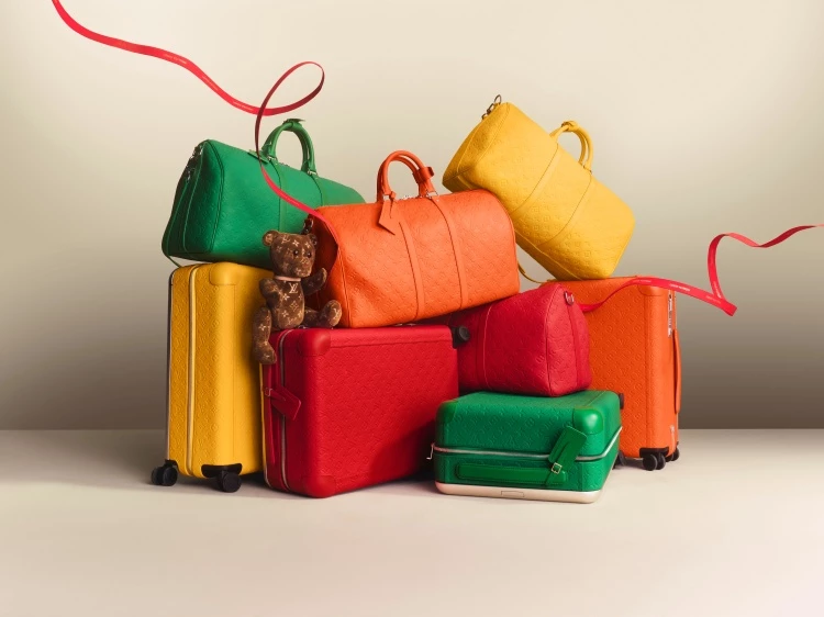 說到精品老花包的代表,Louis Vuitton(路易威登)無疑是最經典的名字。品牌自1854年以行李箱起家,讓「旅行精神」成為核心DNA。品牌最鮮明的符碼一直是Monogram老花。這組由「交疊LV字母、四瓣花與幾何圖騰」組成的LV老花,誕生於1896年,由創辦人之子Georges Vuitton設計,靈感來自日式紋章,既是對父親的致敬,也是奠定品牌辨識度的經典象徵,「老花包」至今仍是許多人入手LV的第一款包。