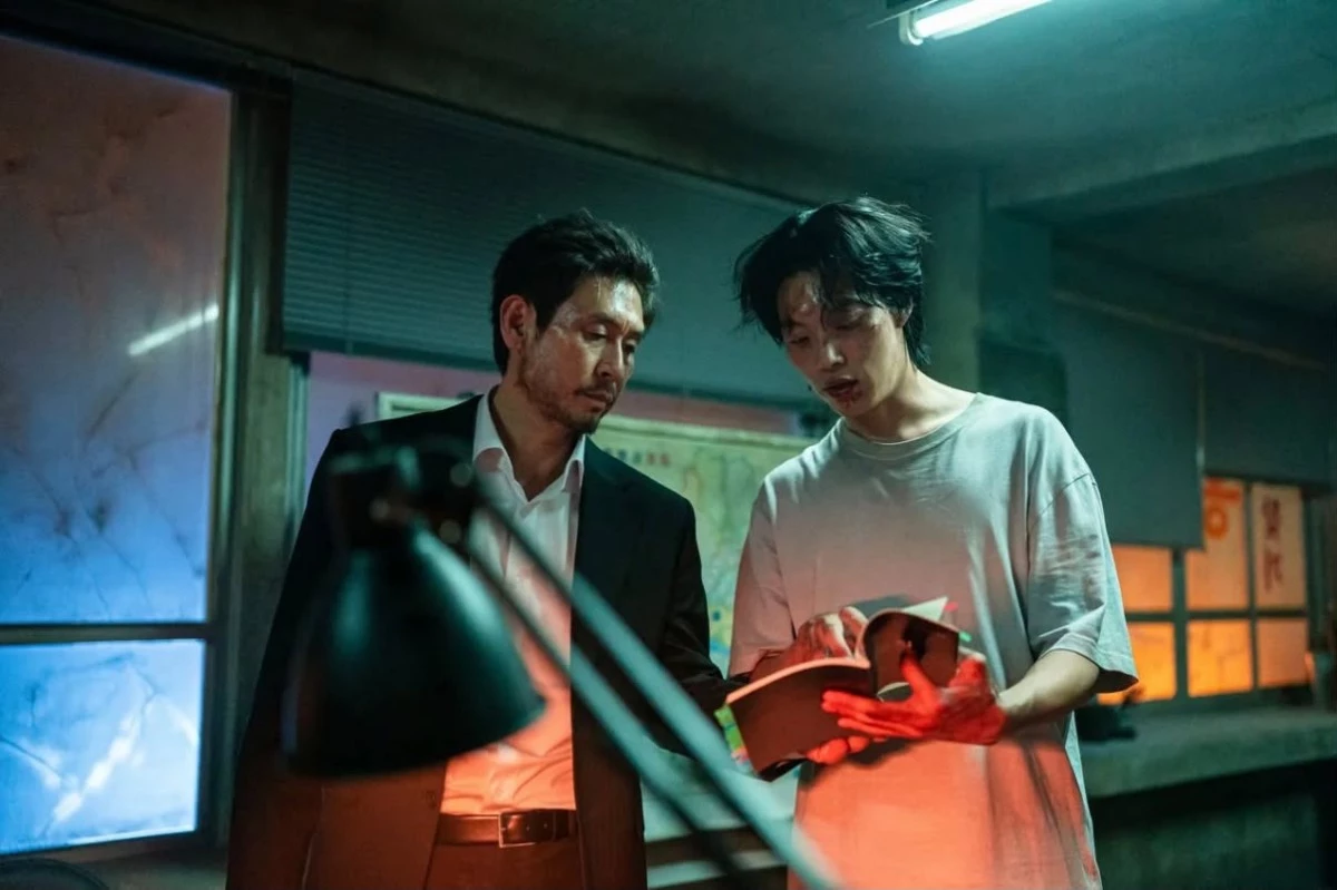 《鼠惑》改編自同名漫畫，故事講述一名長期與外界隔絕的天才小說家齊文宰，某天想登入手機銀行時，竟發現自己的指紋無法認證，接著才驚覺自己的姓名、財產、生活，甚至連「這張臉」都已經被另一個人接管，更可怕的是，那名被稱為「田鼠」的男人竟然長得跟他一模一樣，為了搶回人生，他不得不走出原本封閉的世界，還意外與原本追著他討債的高利貸業者「老子」聯手，另一方面，刑警朴淳容也開始追查這起詭異案件，三人開始一層層解開這場真假人生的爭奪戰。