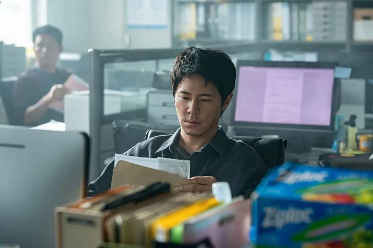 李奎炯這次在《鼠惑》中則飾演追查事件的刑警朴淳容，原本看似代表警方站在正義與理性的一方，但調查越深入，他也逐漸被捲進真假身分的巨大謎團，李奎炯再次以迷人魅力以及穩定的演技，為《鼠惑》注入不同層次的亮點。