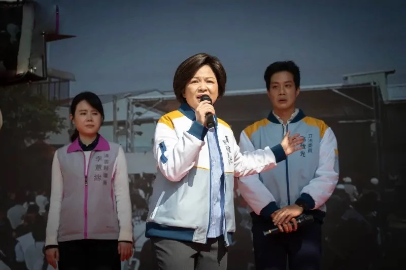 這次楊貴媚在《我們與惡的距離 II》中飾演政治世家核心人物「高張玉敏」,從議員助理一路爬升到縣長參選人,不僅要維持家族聲望,更必須在權力交換與母子關係之間做出選擇。楊貴媚把角色的強勢、算計與身為母親的脆弱交織得相當立體,不讓她淪為單純的政治反派,也再次展現影后級演技。