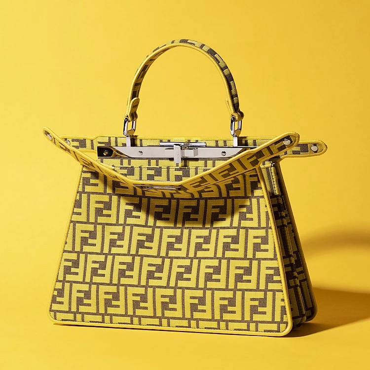 Fendi的 FF Monogram 由Karl Lagerfeld於1965年設計，靈感來自「Fun Fur」，僅用5秒便完成。這個雙F交疊的圖案，成功讓以皮草起家的品牌煥發摩登氣息，並成為Fendi邁向國際的重要符號。