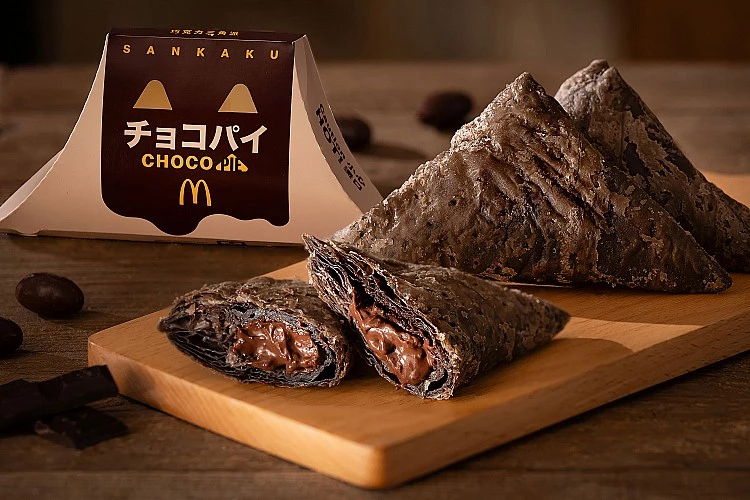 甜點部分,日本人氣「巧克力三角派」首次登台,外酥內滑的巧克力流心,為年末餐桌補上溫暖收尾。