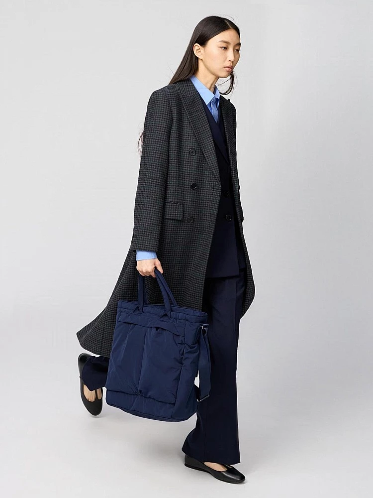 由曾任Chloé與Givenchy創意總監的Clare Waight Keller親自操刀,這款Uniqlo「2Way萬用包」完美詮釋她拿手的都會優雅、實用主義的調性