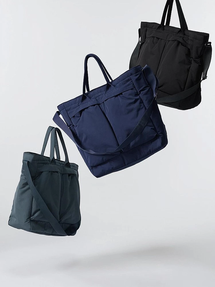 Uniqlo C系列的「2Way萬用包」把托特包與肩背包兩種功能一次打包,不只可手提、肩背自由切換,背面還貼心設計了行李箱固定帶,商務出差或旅行時能直接掛在登機箱上,秒變行李加掛包,解放雙手更方便。
