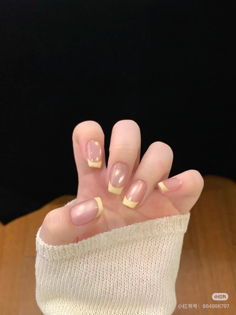 鵝黃色光療美甲推薦4：晶透貓眼+法式