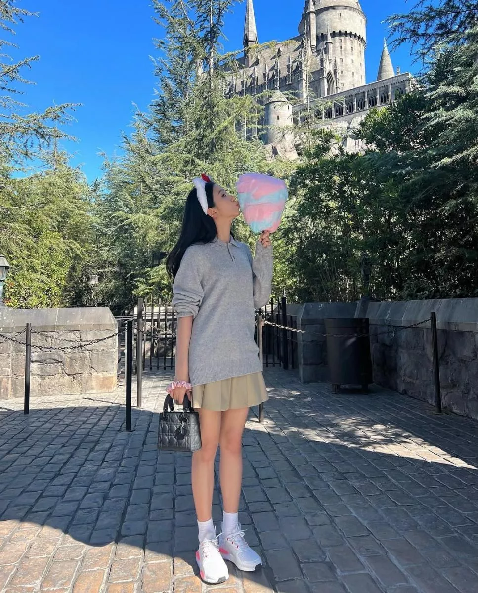 身高 162 公分的 Jisoo,無論在公開活動還是照片中,總給人腿長逼近 170 公分的錯覺!關鍵就在於她對百褶裙長度的拿捏。