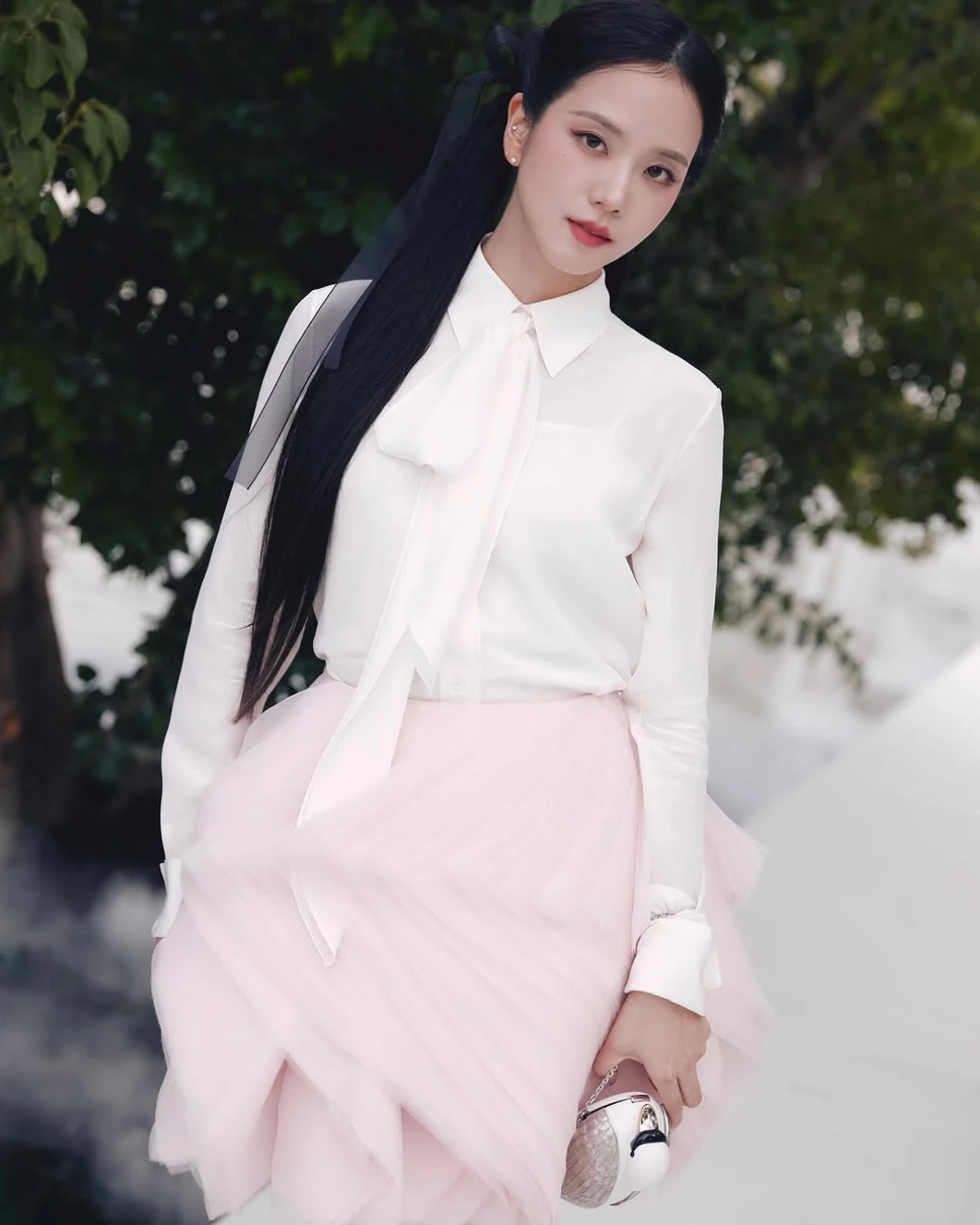 BLACKPINK Jisoo 以超過 260 萬票拿下亞軍,且與 V 只差約 16.3 萬票,可說一路競爭到最後。 Jisoo 自 2016 年隨 BLACKPINK 出道以來,不只以歌手身分活躍全球,也橫跨時尚與戲劇領域,曾出演《雪降花》、《全知讀者視角》、《訂閱男友》等熱播作,她的形象特色並非只侷限於單一甜美風格,從舞台上的華麗造型到精品活動中的成熟路線都有高度辨識度,可以說男女老少通吃,也因此長年在顏值票選中名列前茅。