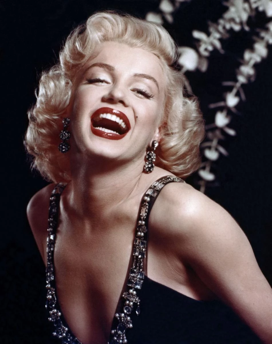 美國傳奇影星 Marilyn Monroe 瑪麗蓮夢露曾在經典歌曲〈Diamonds Are a Girl’s Best Friend〉中點名海瑞溫斯頓,讓這位「鑽石之王」成為銀幕與百年時尚史上最耀眼的共同主角。