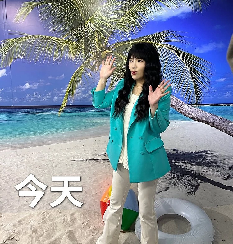 唐老師除了標誌的深色造型以外，這套亮眼的湖水綠西裝外套是全身關鍵，飽和度高卻不刺眼，在鏡頭前能瞬間提亮膚色，也讓整體年輕感直接減10歲。