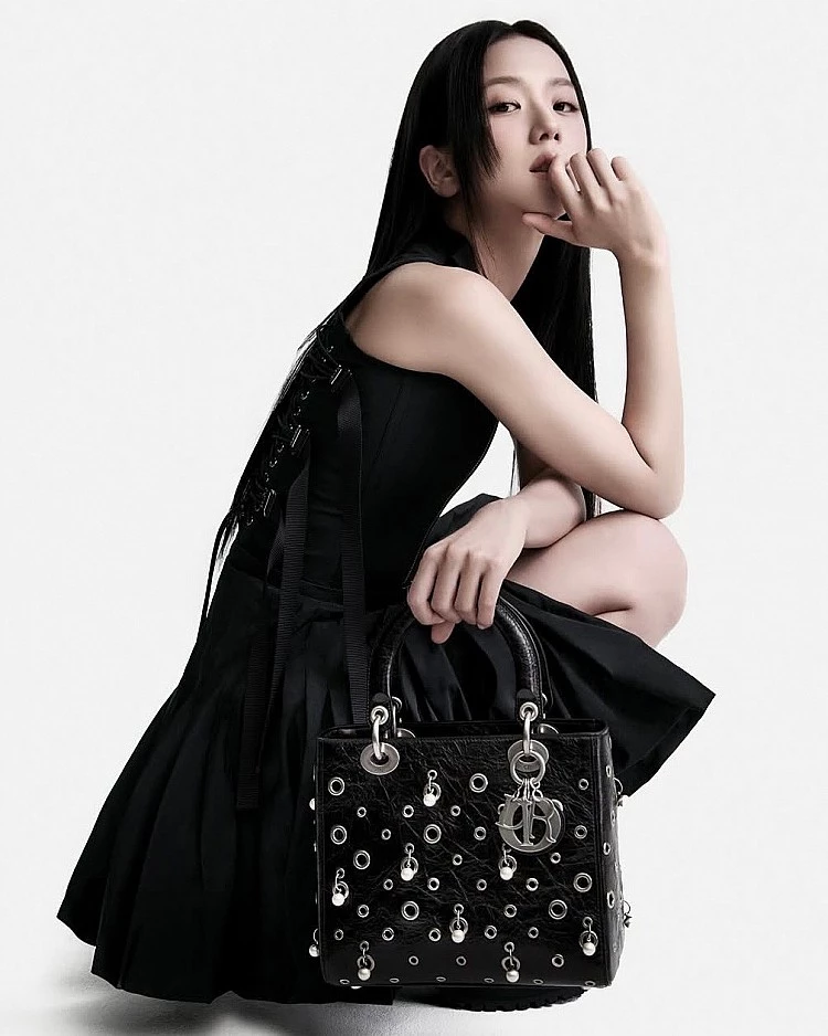 世界級女團 BLACKPINK 成員 Jisoo,出道至今以強大的音樂魔力擠身為全球頂級偶像,超高顏值與甜美形象更一路收穫像是 Dior、Cartier、Self-Portrait…等品牌搶代言合作,尤其是她高貴的氣質更是完美契合 Dior 這個來自法國的百年老牌,《The Cut》也推算出光是 Jisoo 為 Dior 拍攝的宣傳活動,便創造了高達 1.05 億美元的媒體影響力價值 ,超高影響力讓她榮登 2024 年全球最具影響力品牌大使榜首。