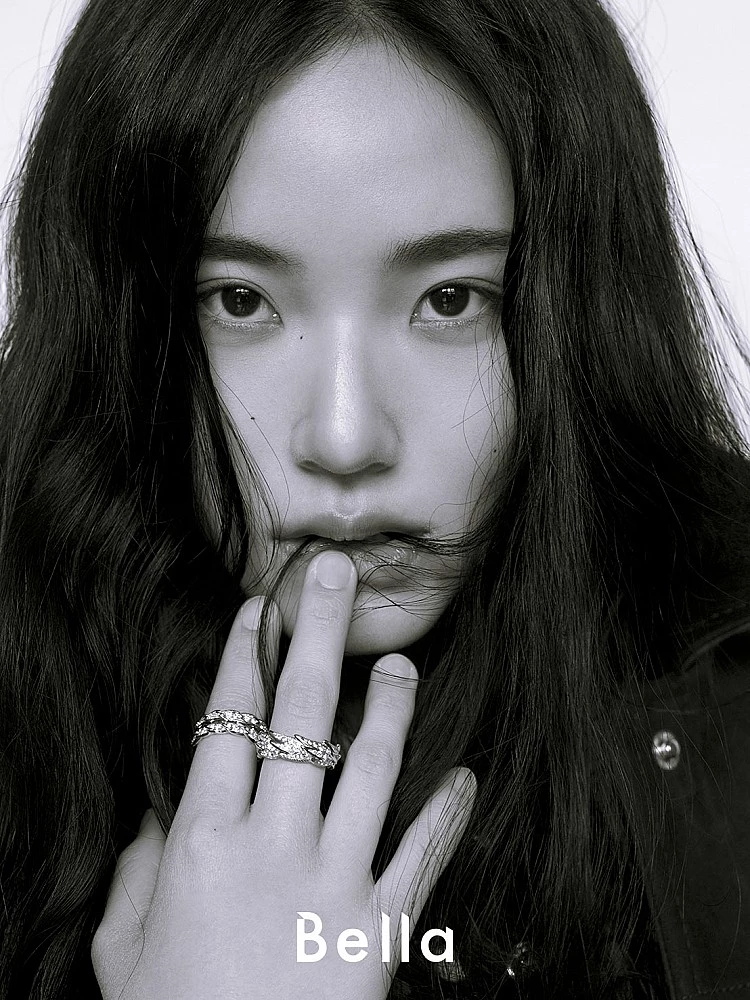 卸下保護殼後，Lily 終究還是個平凡、甜美的 17 歲女孩，因為周遭環境的框架或壓力，她必須小心翼翼地守著內心保有的孩子氣，但就像她的畫作「Star Girl」一樣，女孩眼中滿佈的星星，只會為她所愛的人事物而綻放。