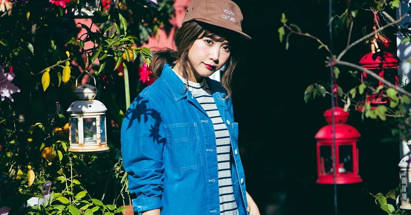 女裝牛仔襯衫外套,990元、女裝(5分袖羅紋棉質寬襬條紋洋裝,790元、其它配件為私物。