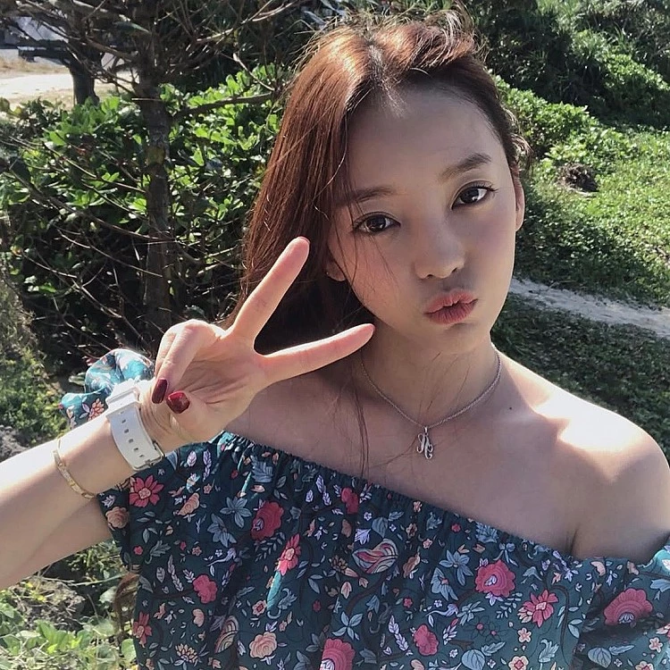到了 2019 年，更發生了震驚 K-pop 圈的憾事：擁有亮眼外型、活潑性格的具荷拉於 11 月 24 日被發現於首爾住處自殺身亡，具荷拉在離開團體後仍持續進行個人歌手與演員活動，但也長期承受網路惡評、私生活爭議與心理壓力，曾公開坦言自己罹患憂鬱症，並多次在社群平台流露出脆弱情緒，她的離世引發社會對藝人心理健康、網路霸凌與輿論暴力的廣泛討論，韓國娛樂圈也因此開始更加重視明星的心理輔導與制度改革。