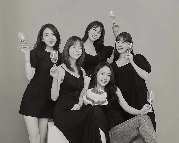 KARA 在 2012 年時，為了慶祝成團五週年，曾於台北展演二館舉辦「哈囉台北！KARA 2012 Taipei」見面演唱會，初次造訪台北不只造成門票秒殺，更吸引不少粉絲到機場接機的盛況。這次則是時隔 12 年重返台北，將擔任 12 月 31 日「台北最 High 新年城」的倒數嘉賓，讓許多 KAMILIA 們嗨翻，勢必也能為大家帶來兼具熱血與淚水的舞台！