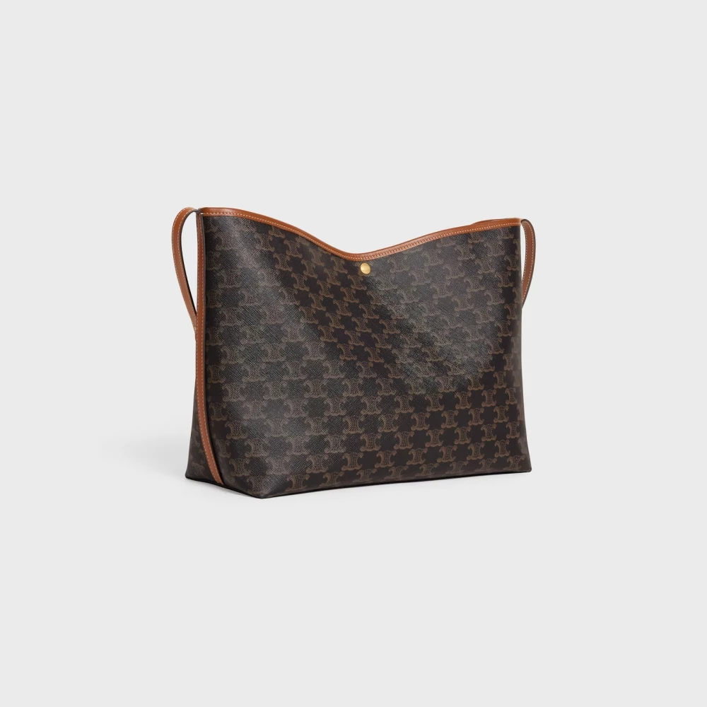 喜歡大包的女孩，除了 Louis Vuitton 的 Nerverfull 可以列入考慮，這款 Celine 帆布托特大包亦是值得關注的焦點！碩大的空間不只可當作通勤包使用，輕巧好收納的包身，亦可成為輕旅行時的行李袋。