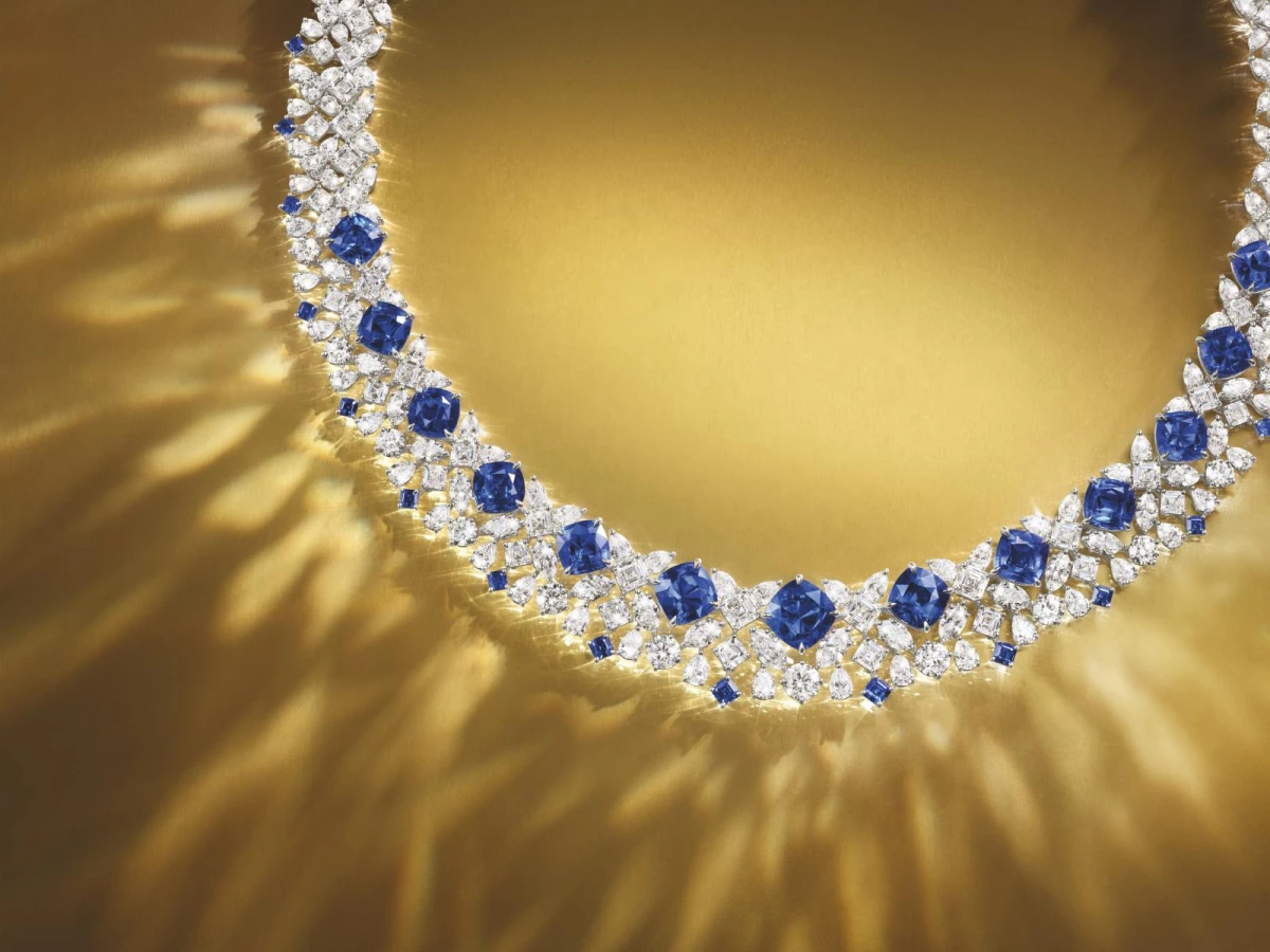 全新《明星珠寶商》(Jeweler to the Stars)篇章的《Talk to Me, Harry Winston》頂級珠寶系列,彷彿將鎂光燈重新聚焦於五、六〇年代的好萊塢。藍寶石與鑽石交織的珠寶宛如貼膚而生,流動的線條像是呼吸的節奏,隨著頸項與手腕的細微動作散發光的波紋。項鍊與手鍊以珍稀枕形藍寶石為主角,周圍鑲嵌祖母綠切工藍寶石與無數白鑽,工藝細節精準到毫釐,如同一場以光譜編織的樂章。那對鈕扣式耳環,則為整體造型畫下優雅句點——簡潔卻絕對搶眼。
