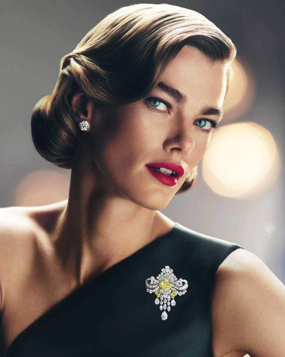 Harry Winston《明星珠寶商》(Jeweler to the Stars)篇章的《Talk to Me, Harry Winston》頂級珠寶系列,作品以璀璨寶石與精湛工藝向好萊塢黃金年代致敬。
