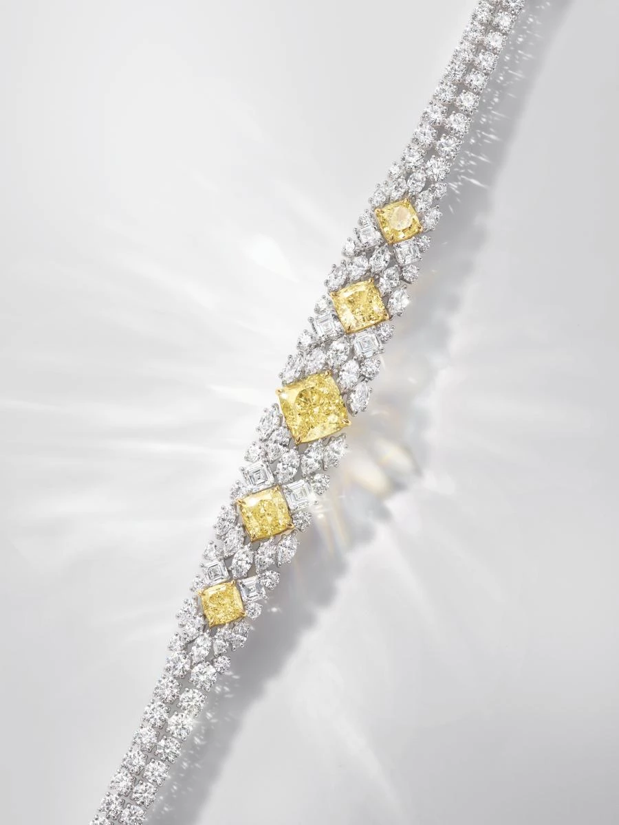 《Talk to Me, Harry Winston》頂級珠寶系列黃鑽手鍊,以枕形濃彩黃鑽搭配全鑽設計,展現品牌經典的紅毯華麗。