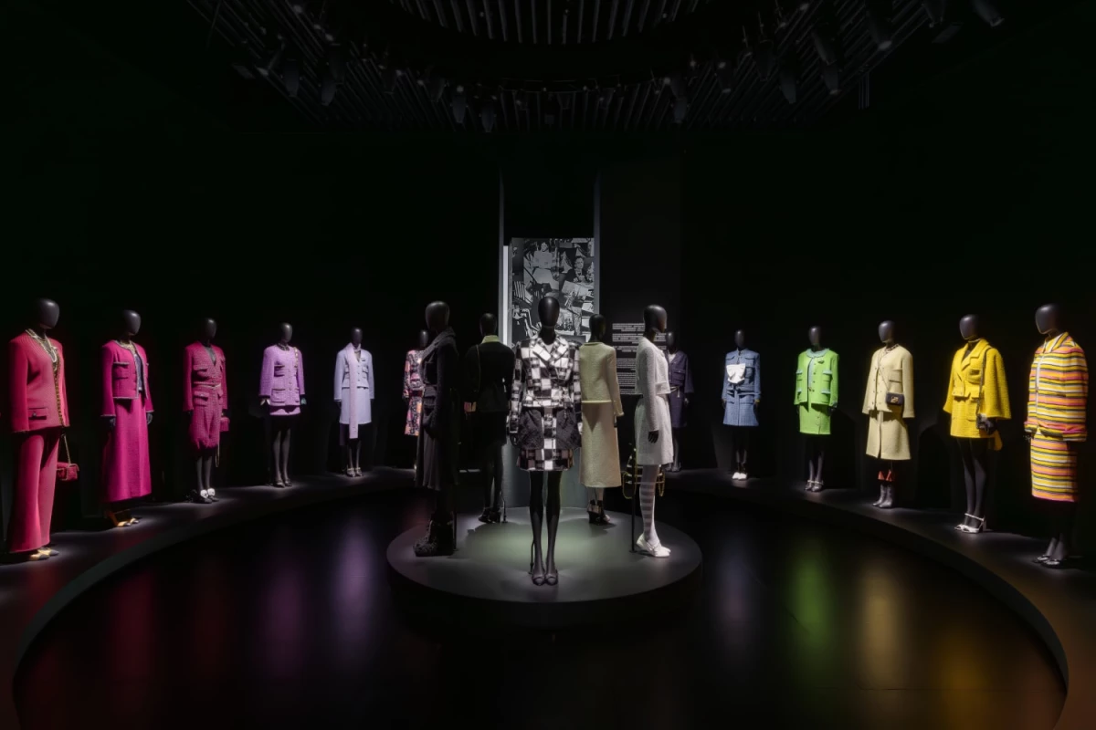 2024年Chanel在台北舉辦展覽《A Journey Into The Allure 解構風格魅力之旅》,一系列高彩度的斜紋軟呢一字排開,包含不同的藝術總監嘉柏麗·香奈兒(Gabrielle Chanel)、卡爾·拉格斐(Karl Lagerfeld)和維吉妮·維婭(Virginie Viard)的作品