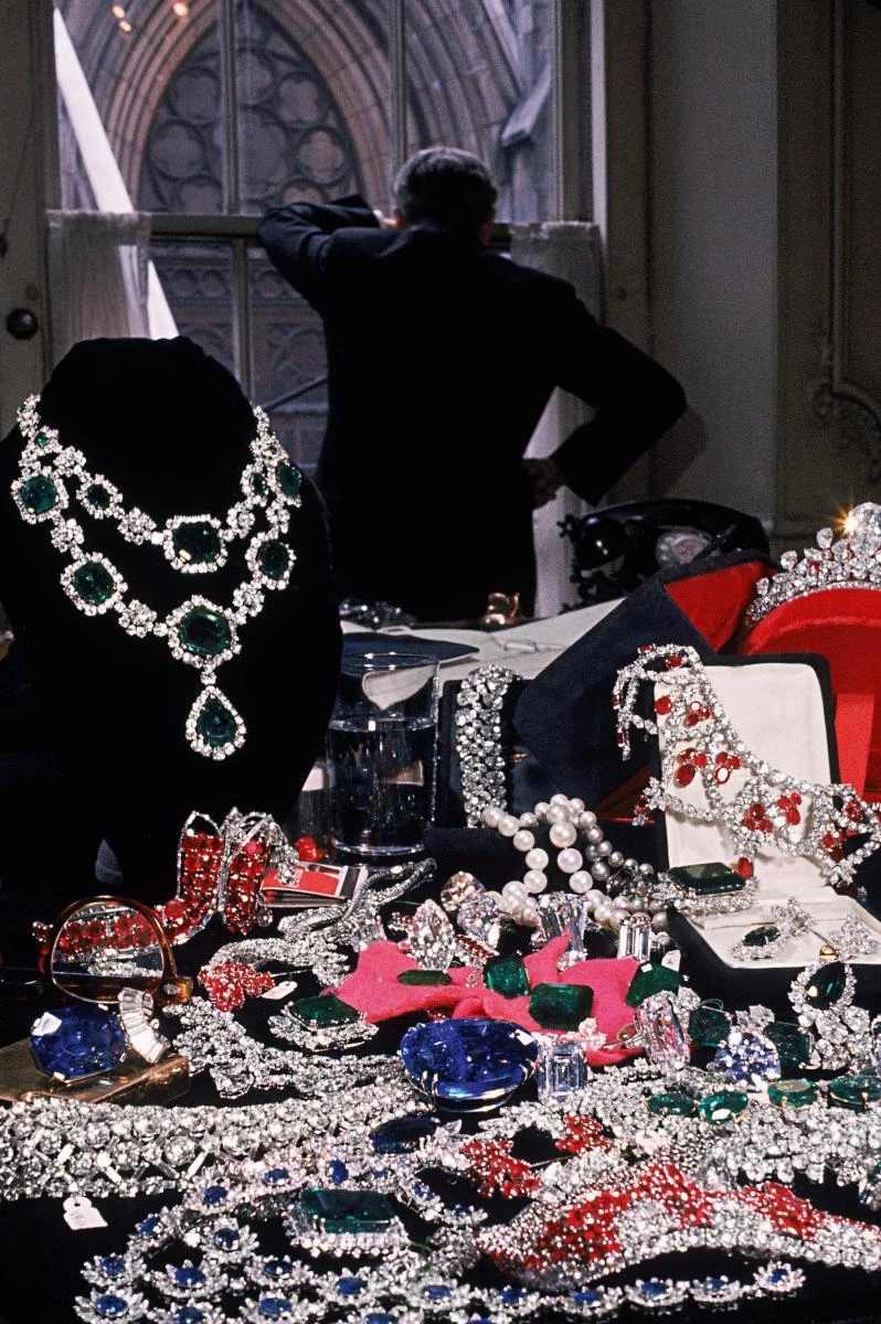 《Talk to Me, Harry Winston》不只是系列名稱,更像一句邀請——邀請我們重新傾聽珠寶背後的故事:那是手工藝的溫度、寶石獵人的眼光,也是女性在光影之間找到自信的過程。當這些寶石貼近肌膚,光不再只是折射的物理現象,而成為心的語言。正如夢露當年唱的那句:「鑽石是女人最好的朋友」,在海瑞溫斯頓的世界裡,鑽石早已超越了奢華的定義,它是靈魂的鏡子,映照出每一個女人最真實、最閃耀的模樣。