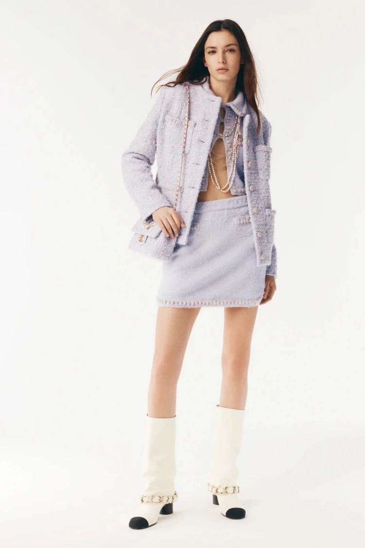 Chanel 2025秋冬前導系列中,也有經典斜紋軟呢外套的造型,這一套是紫色外套加上短裙
