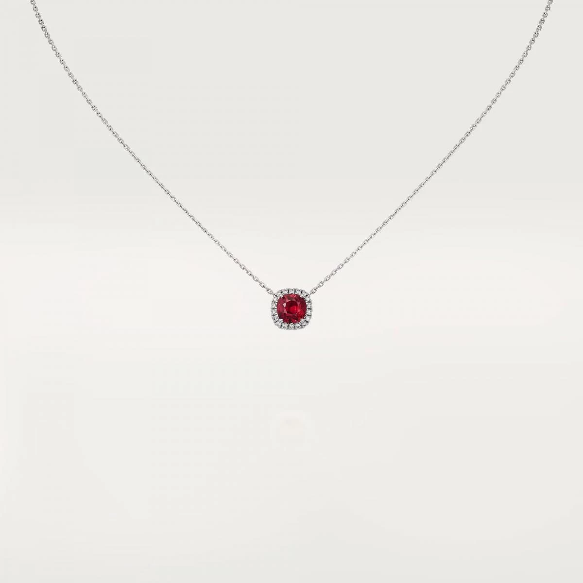 Cartier Destinée 系列向來不是張揚型珠寶,而是以極度克制的比例,詮釋「命定」這件事。枕形切割紅寶石被鑽石光環細膩包覆,線條圓潤而柔和,沒有尖銳稜角,讓視覺自然集中在寶石本身的色澤深度。18K白金的冷靜光感,進一步放大紅寶石的純度與透明感,使紅色顯得穩定而不躁動。這類設計不追逐短期流行,而是屬於歷久彌新的作品。對於想在新年為自己留下長期象徵、而非單季亮點的人來說,它非常值得投資。