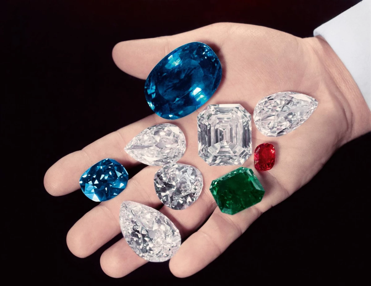 《Talk to Me, Harry Winston》不只是系列名稱,更像一句邀請——邀請我們重新傾聽珠寶背後的故事:那是手工藝的溫度、寶石獵人的眼光,也是女性在光影之間找到自信的過程。當這些寶石貼近肌膚,光不再只是折射的物理現象,而成為心的語言。正如夢露當年唱的那句:「鑽石是女人最好的朋友」,在海瑞溫斯頓的世界裡,鑽石早已超越了奢華的定義,它是靈魂的鏡子,映照出每一個女人最真實、最閃耀的模樣。