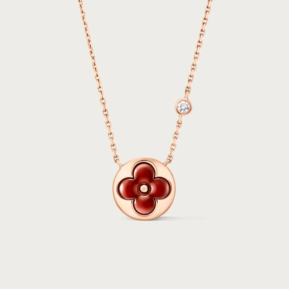 Color Blossom 系列將 Louis Vuitton 的 Monogram 圖案轉化為柔和、可日常佩戴的珠寶形式。BB Sun 吊墜以紅玉髓象徵生命力與喜悅,色彩明亮卻不浮誇。玫瑰金的溫暖色調,讓整體視覺更加親和,鍊條上點綴的鑽石細節則為簡約輪廓增加層次感。這是一條不需要特別搭配技巧的項鍊,無論是襯衫、針織或 T-shirt,都能自然融入造型。它適合希望在日常中保留一點品牌識別,又不想過度張揚的人。