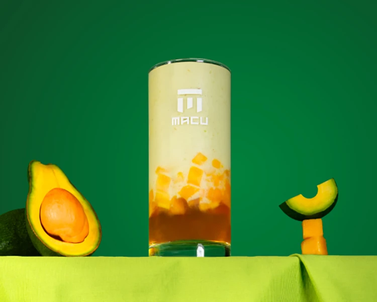 2025麻古茶坊熱門飲品Top2.酪梨甘露把酪梨變成一杯能喝的精品甜點。綿滑的酪梨冰沙混合牛奶，入口是柔順的奶香綠意。
