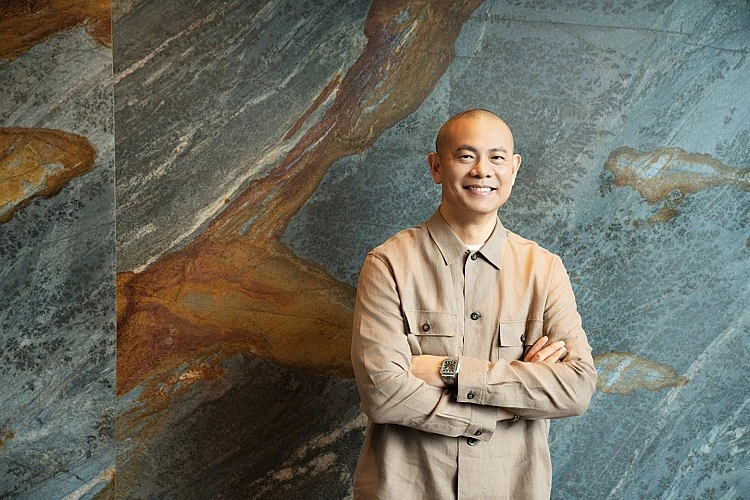 由國際名廚江振誠親自監製的專屬套餐，結合星巴克經典風味咖啡與創意演繹的精緻料理，每道菜餚、每杯飲品皆經過巧妙搭配，呈現豐富的風味層次與藝術美感。