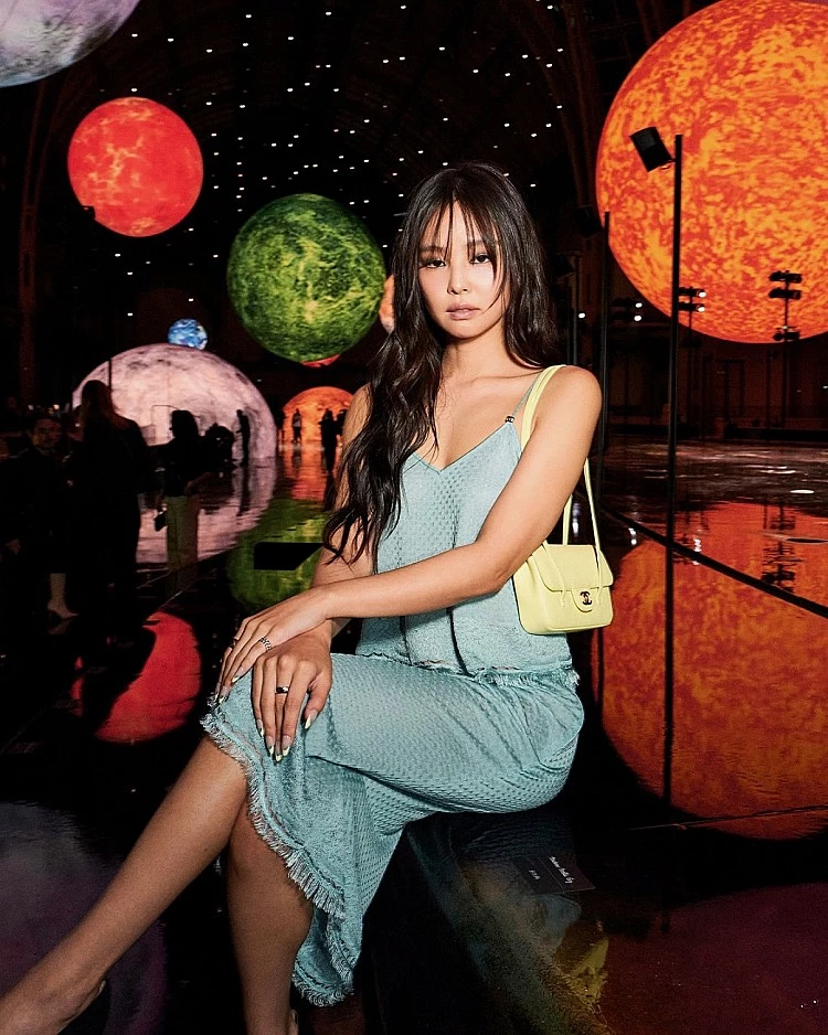 冠軍正是 BLACKPINK 成員 Jennie！她在今年發行首張個人專輯《Ruby》，以多變的曲風與收放自如的唱腔，再加上 oechii、Dua Lipa、FKJ、Dominic Fike、Gambino...等頂級音樂人的加持，發行至今好評不斷，甚至被《告示牌》評選為 2025 上半年 50 張最佳專輯。
