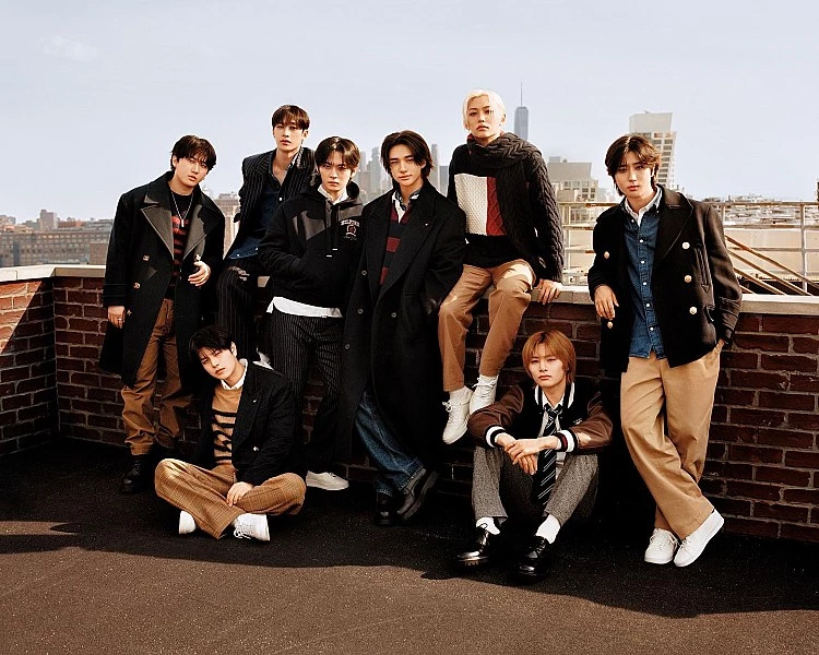 大勢男團 Stray Kids 拿下這次第三名寶座，他們從去年八月，便開始舉辦「Dominate」世界巡迴演唱會，演唱會一路歷經 11 個月，並橫跨 34 個國家，今年八月發行的正規二輯《KARMA》更登上《告示牌》Billboard 200 冠軍，達成連續七張專輯連霸神話。