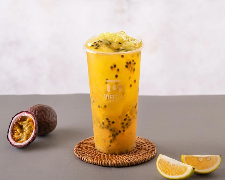 2025麻古茶坊熱門飲品Top7.香橙果粒茶酸甜百香果的清爽果香，融合柳橙的鮮甜層次，搭配清新綠茶作為基底，味道平衡又不膩。 