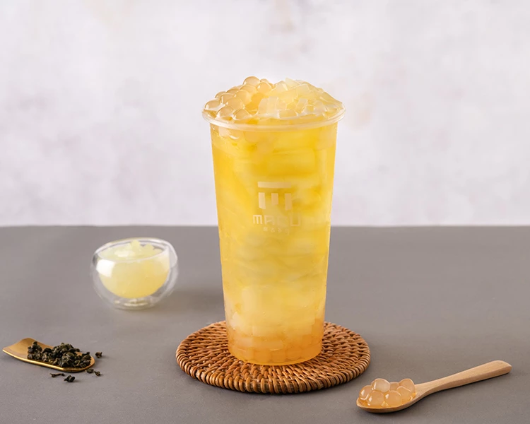2025麻古茶坊熱門飲品Top8.金萱雙Q以溫潤清香的金萱茶為基底，入口輕盈順口，搭配Q彈波霸與爽脆椰果。