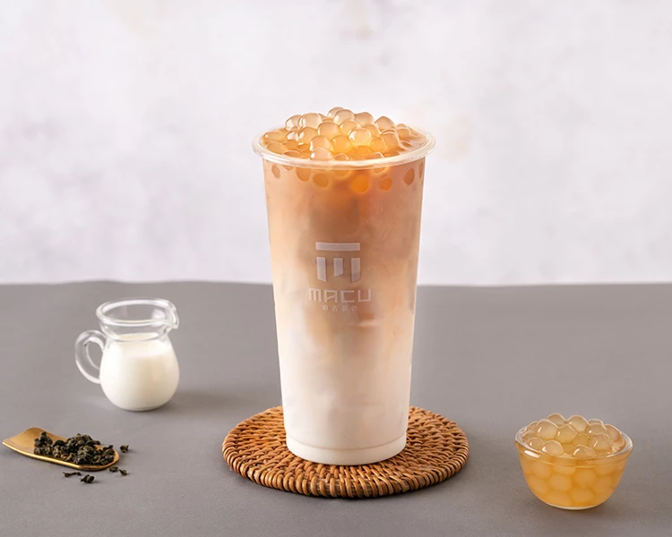 2025麻古茶坊熱門飲品Top9.波霸紅茶拿鐵以濃醇紅茶搭配鮮奶黃金比例調和，茶香與奶香柔和交融，再加入Q彈波霸，讓每一口都多了咀嚼驚喜。