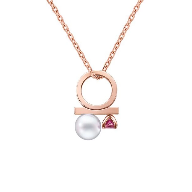 TASAKI 將紅寶石與 Akoya 阿古屋珍珠並置,形塑出品牌最具代表性的「平衡美學」。紅寶石象徵熱情與行動力,珍珠則代表理性與內在穩定,兩種截然不同的能量,在18K櫻花金的襯托下取得微妙和諧。“petit” balance class charm 以誕生石為概念延伸,紅寶石對應七月,寓意深刻情感與長久承諾。這是一款將情感、時間與佩戴自由度巧妙結合的作品,推薦給懷揣浪漫心思的你。