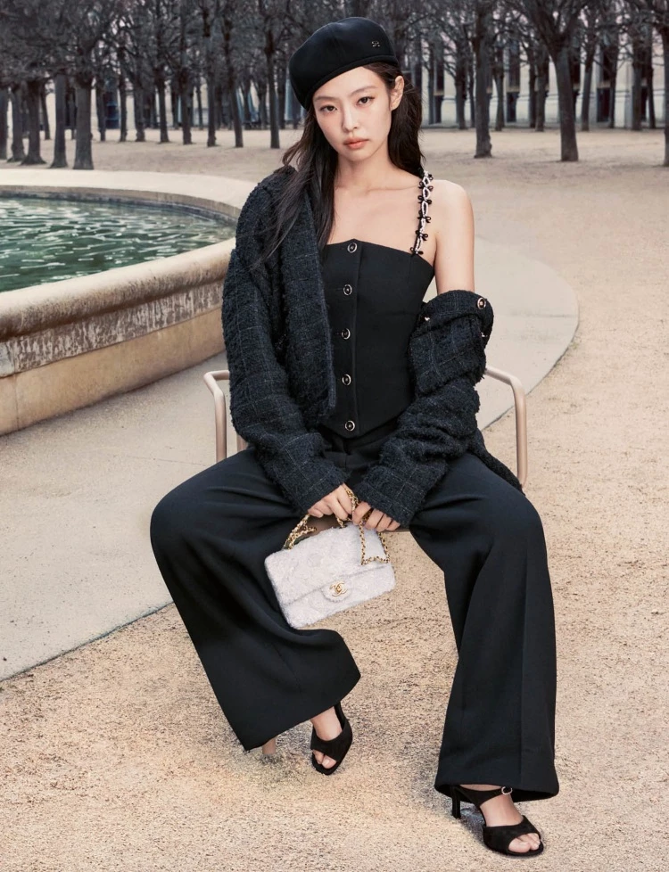 作為當代時尚與音樂圈最具代表性的面孔之一,BLACKPINK成員Jennie再次為Chanel演繹2025/26秋冬前導系列形象廣告