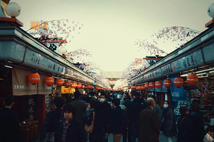 在日本的街頭買氣依舊,人來人往的,許多攤販掛上紅燈籠攬客。