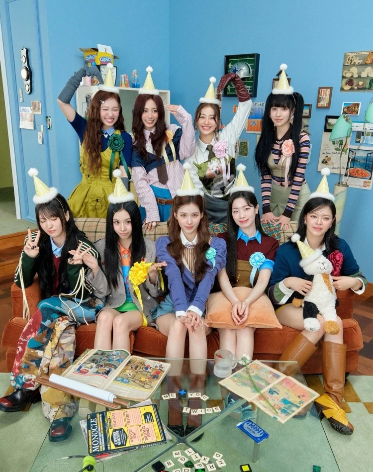 出道初期，JYP叮嚀她們「永遠把團放第一位」。十年後，這句話仍是Twice的信念。有人Solo時，其他人會親自飛去應援；有人暫停活動，舞台上永遠有人無縫補位。這份信任與默契，是Twice能走過十年的關鍵。