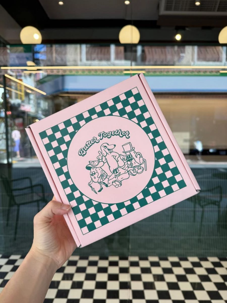 值得一提的是，Butter Together 店內大約 5 坪左右，在小小的空間，建構出一抹復古的英式氛圍。想要外帶的客人，店家更為三角司康身打造專屬紙盒包裝，巧妙地將司康拼成一個圓形蛋糕的模樣，是品牌最具代表性的設計之一