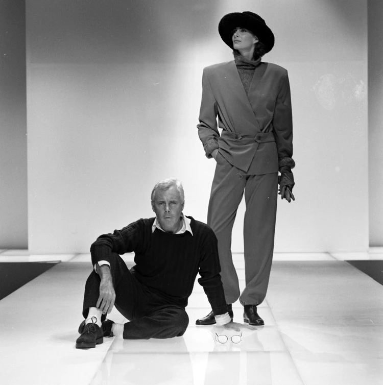 1975年的7月25日,Giorgio Armani品牌在米蘭創立。 為慶祝品牌成立50周年,設計師Armani先生將推出 「Armani/Archivio」項目,並將在米蘭布雷拉畫廊( Pinacoteca di Brera )舉辦展覽和時裝秀。