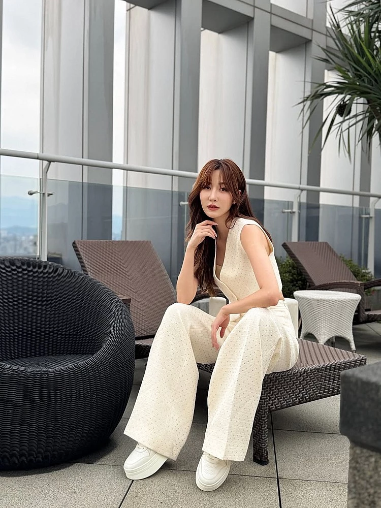 曾莞婷減齡瀏海髮型示範2:八字中分瀏海 