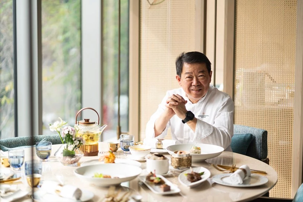 由逾 30 年粵菜資歷的行政總主廚吳錫卿掌舵,擅長以火候、刀工詮釋食材之美,以平衡為核心,在傳統與當代、風味與質地間取得和諧,並致力於與在地小農、漁民、畜牧業者緊密合作。